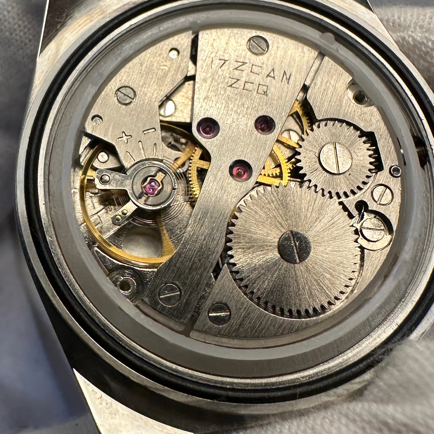Phantom ∞ mekanisk retroklokke som utstråler stil